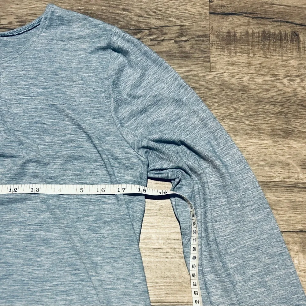 Size Small Women’s Under Armour Long Sleeve - Picture 3 of 4